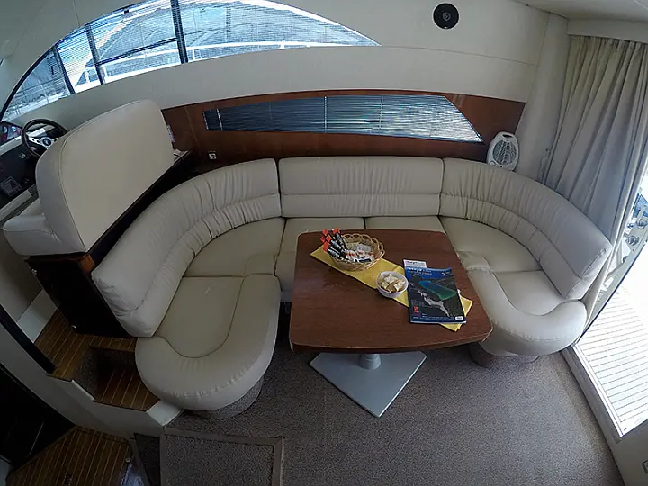 Fairline Phantom 40 - Saloon table