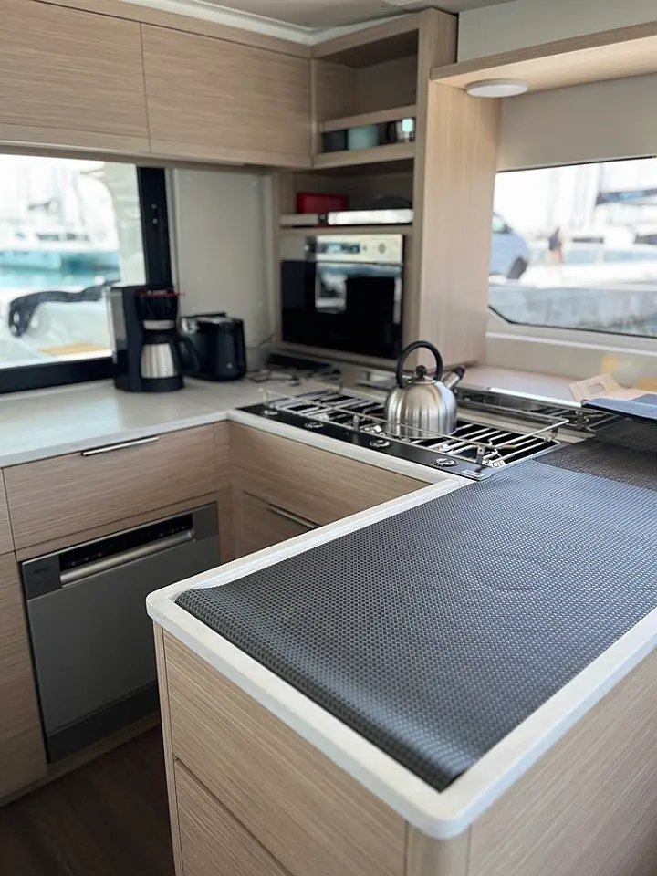 Lagoon 46 (LUXURY Equipped, SKIPPERED only) - 
