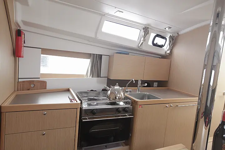 Oceanis 35 - Galley