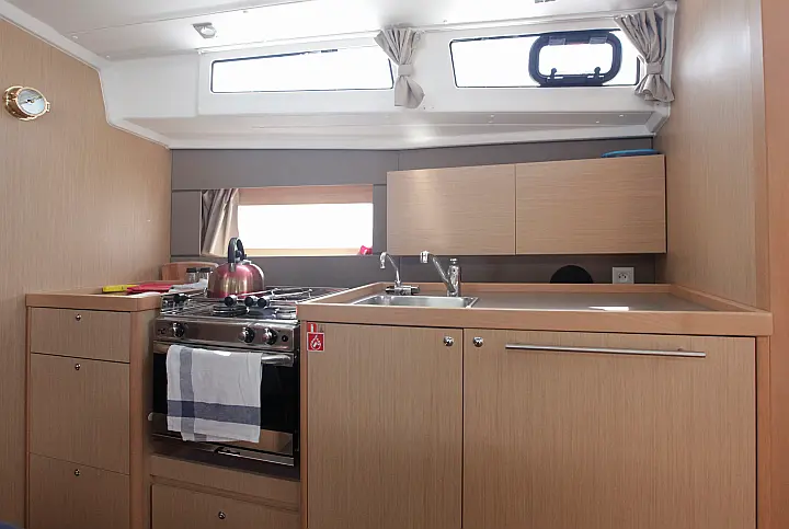 Oceanis 38.1 - Galley