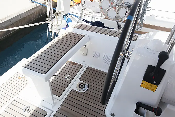 Oceanis 38.1 - Helmsman Seat