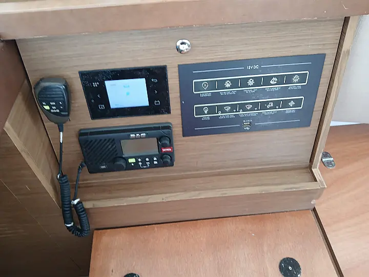Lagoon 40 - Comms 2