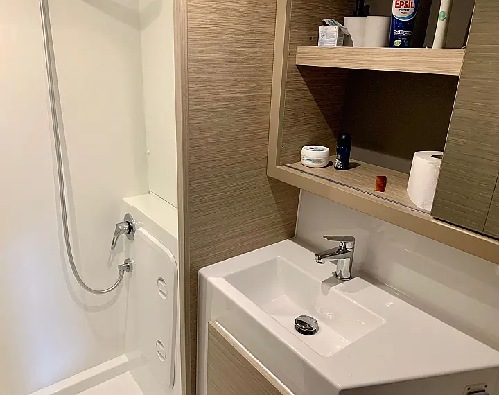 Lagoon 42 - Shower