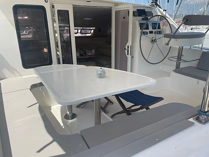 Leopard 4300 - cockpit