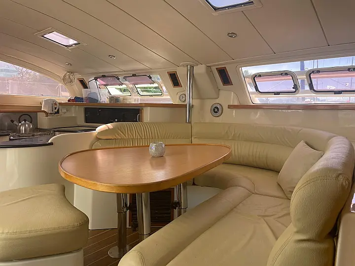 Leopard 4300 - saloontable