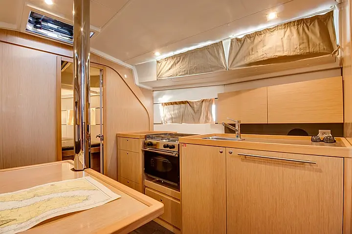 Beneteau Oceanis 38 - 