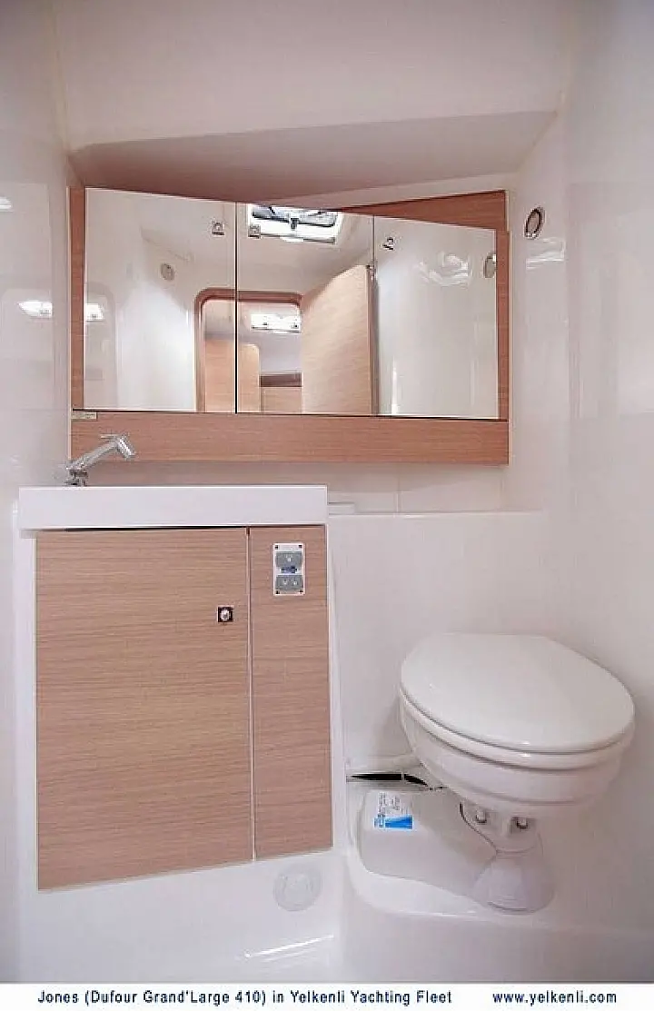 Dufour 410 GL - Front WC