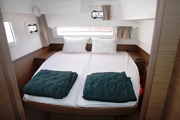 Lagoon 42 (4 Dbl / 2 singles 12) - 