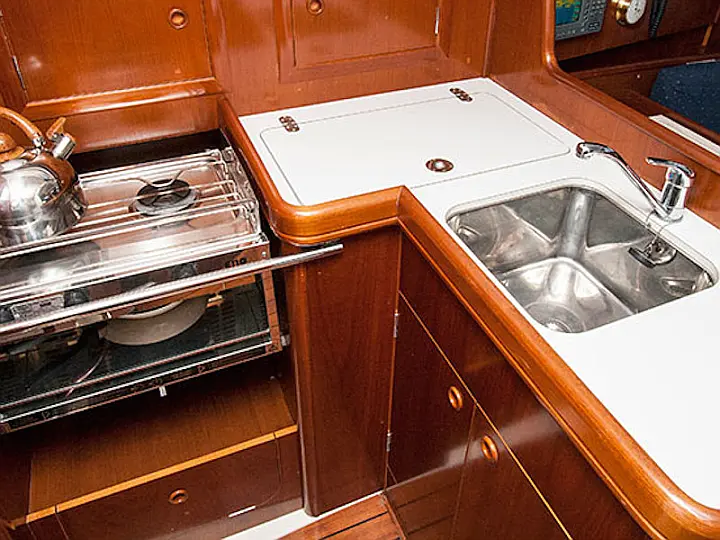 Oceanis 331 - Kitchen