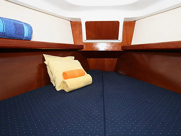 Oceanis 331 - Front Cabin