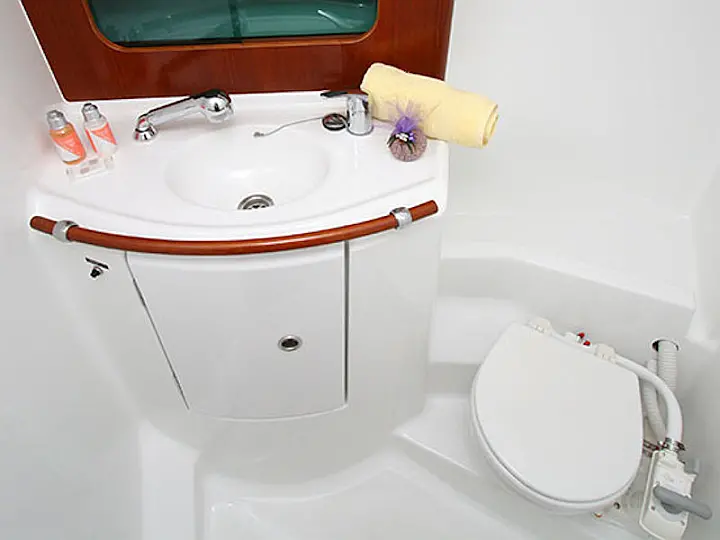 Oceanis 331 - Bathroom