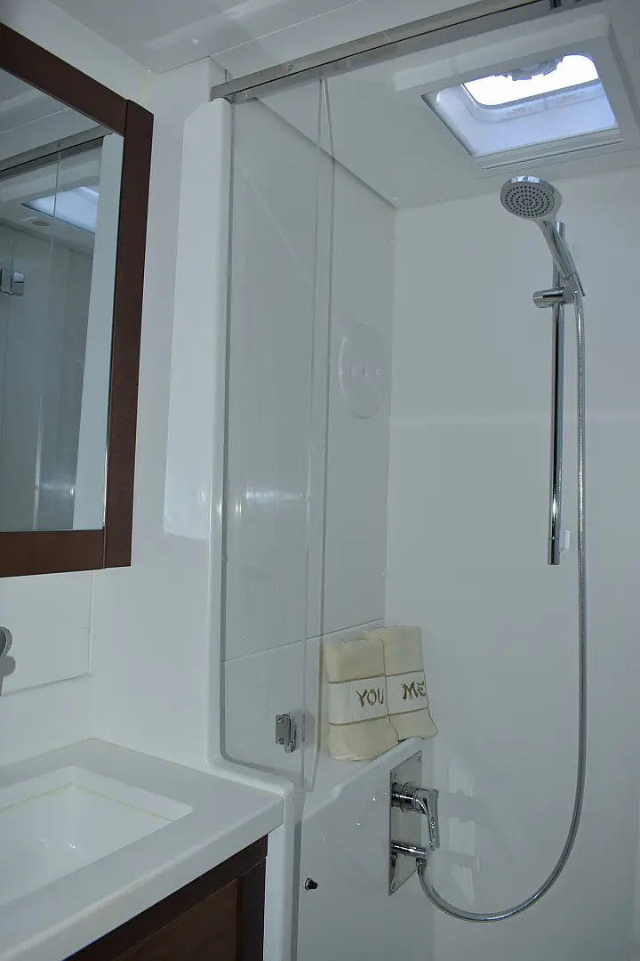 Lagoon 450 Fly (Genarator,A/C,Water Maker,Inverter) - 