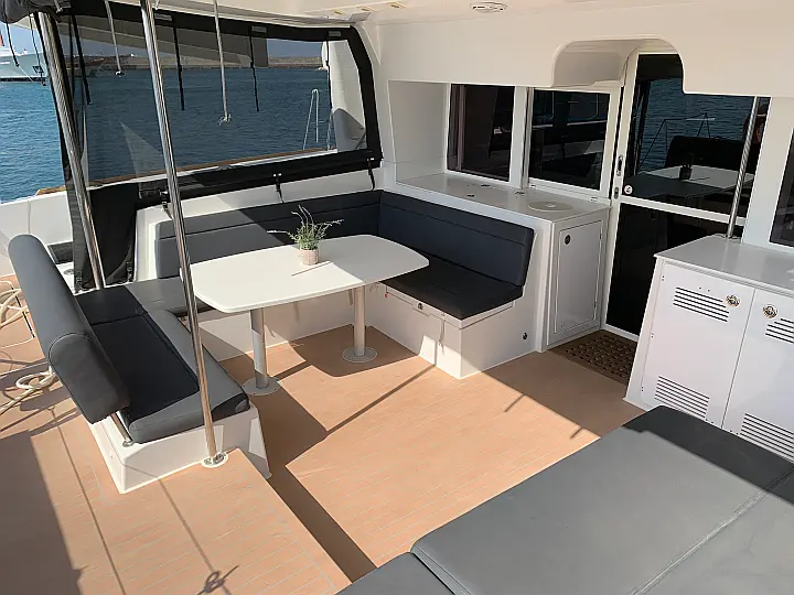 Lagoon 450 Fly (Genarator,A/C,Water Maker,Inverter) - 