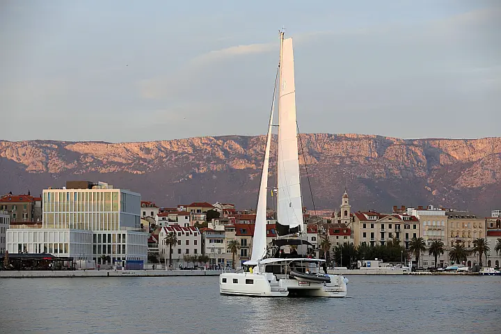Lagoon 46 Fly - 