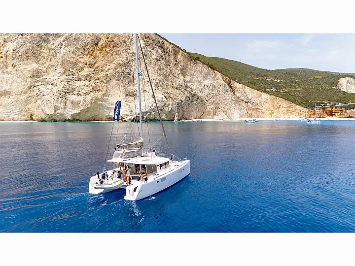 Lagoon 400 S2 - External image