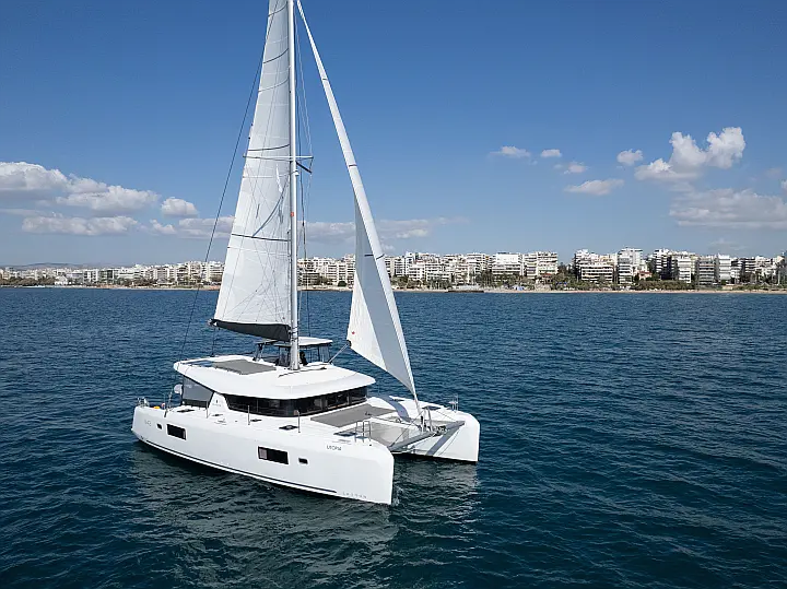 Lagoon 42 - External image
