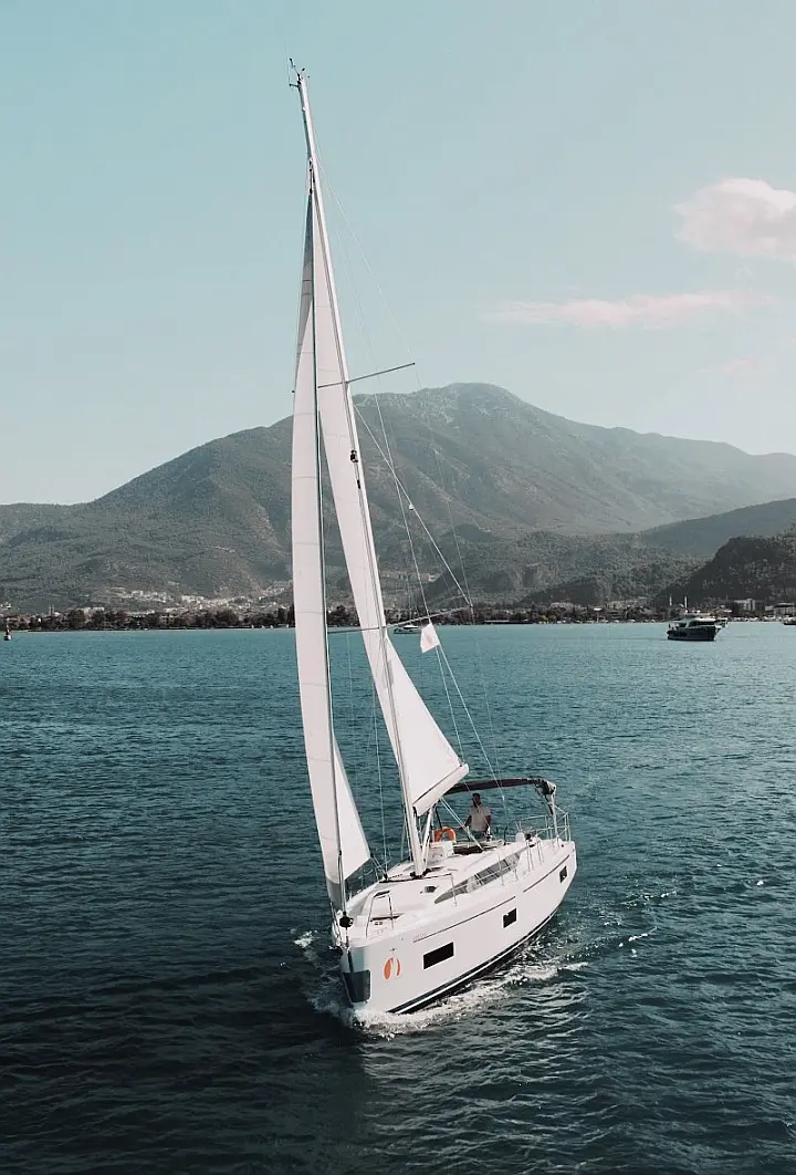 Bavaria C38 - 