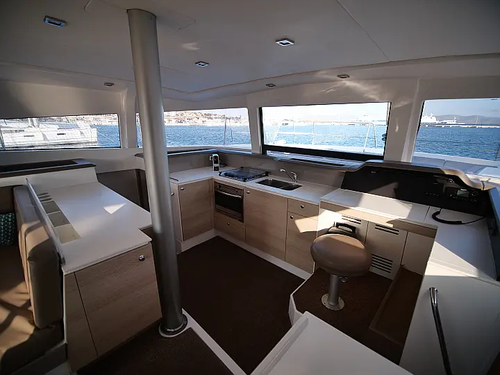 Bali 4.1 - salon, helm area