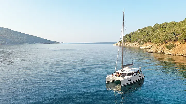 Isla 40 (A/C & Watermaker & Generator - 4+1 Cabins/4 Heads) - 
