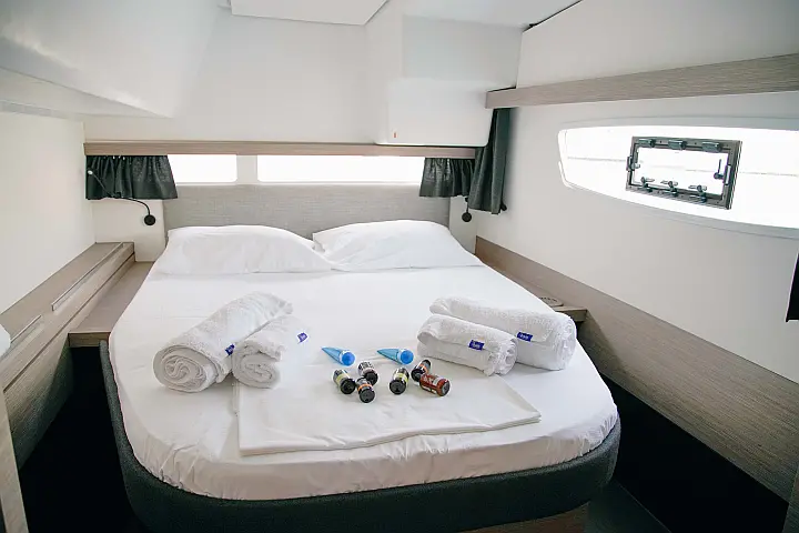 Isla 40 (A/C & Watermaker & Generator - 4+1 Cabins/4 Heads) - 