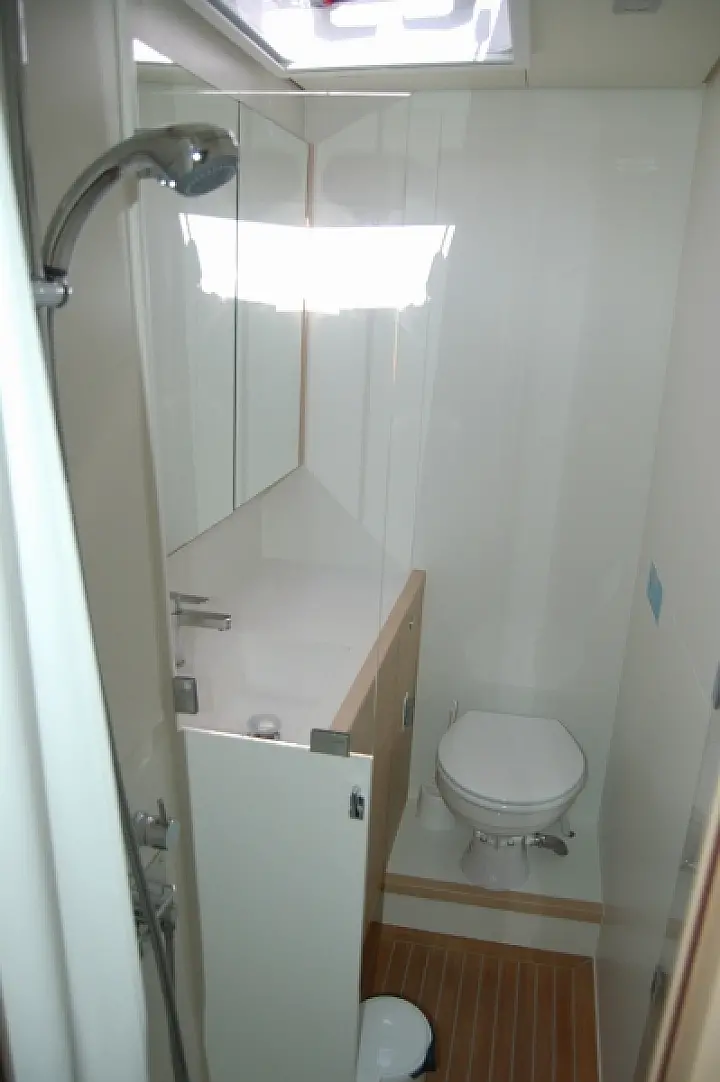 Lagoon 620 - Bath / window