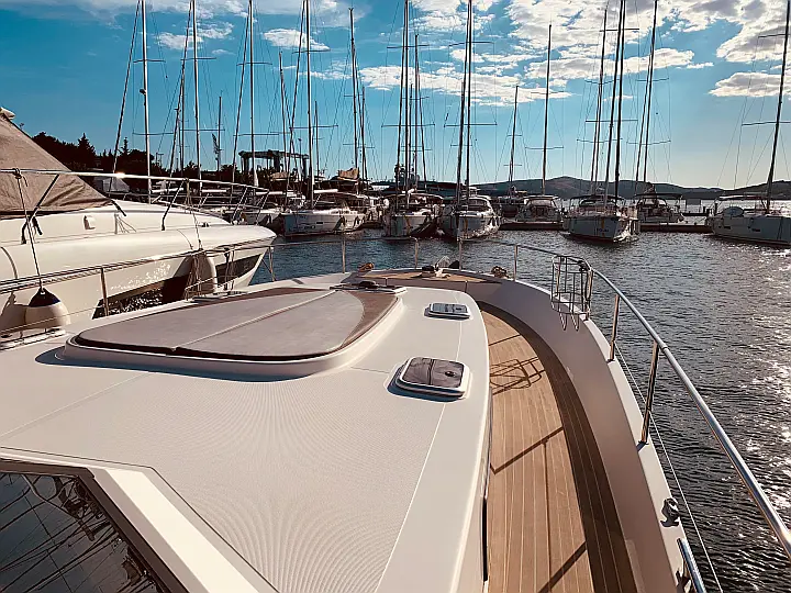 Delphia Escape 1350 - bow