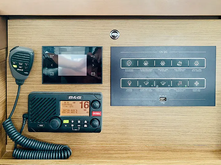 Lagoon 40 - Comms 1