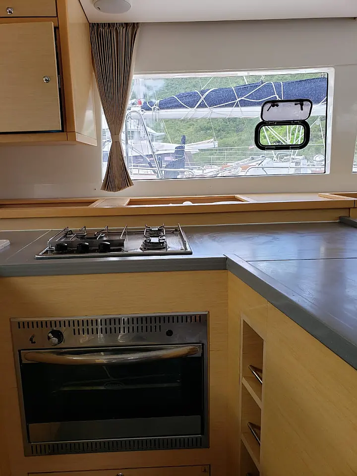 Lagoon 450 SporTop - Kitchen / window