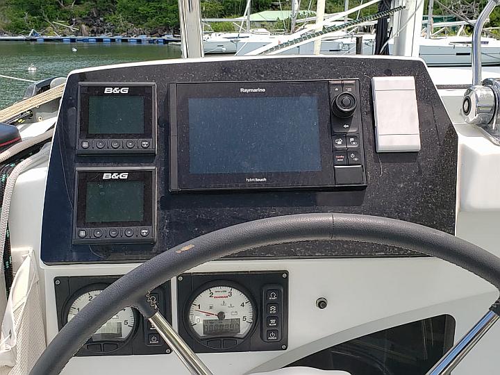 Lagoon 450 SporTop - Helmstation