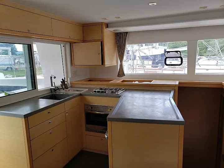 Lagoon 450 SporTop - Kitchen 2