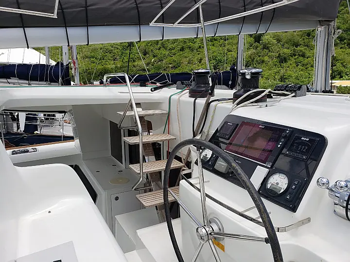 Lagoon 450 SporTop - Helmstation 