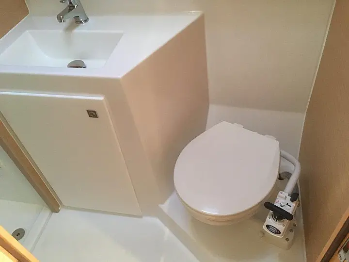 Lagoon 42 - Toilet 1