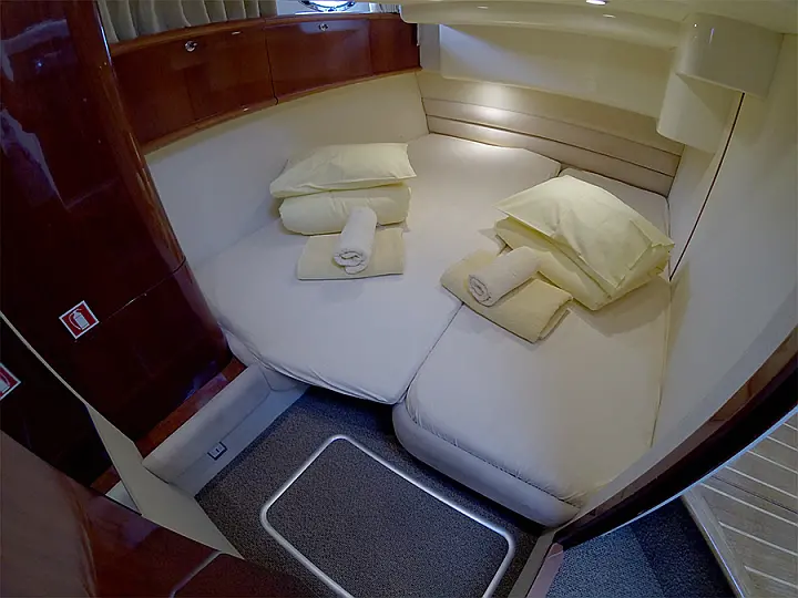 Fairline Phantom 40 - Side cabin