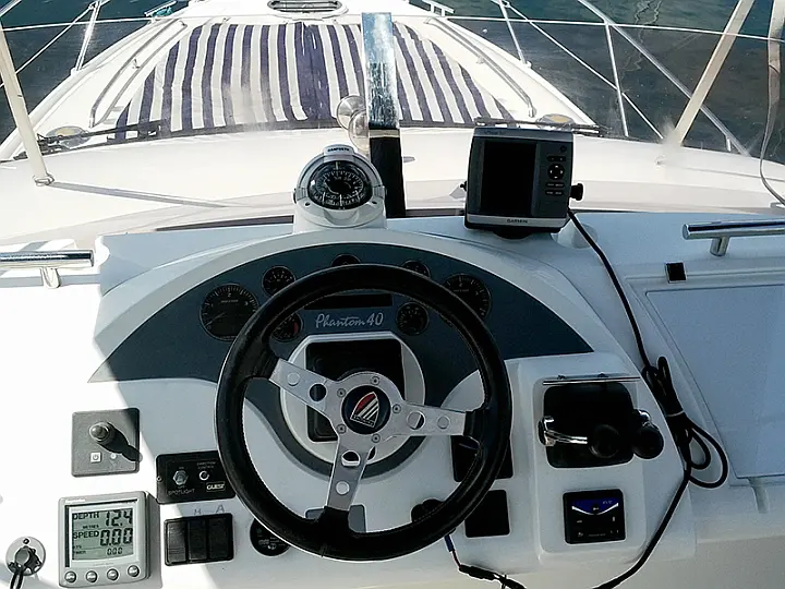 Fairline Phantom 40 - Fly bridge GPS