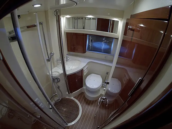 Fairline Phantom 40 - Bathrooom