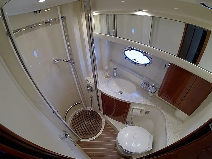 Fairline Phantom 40 - Bathrooom