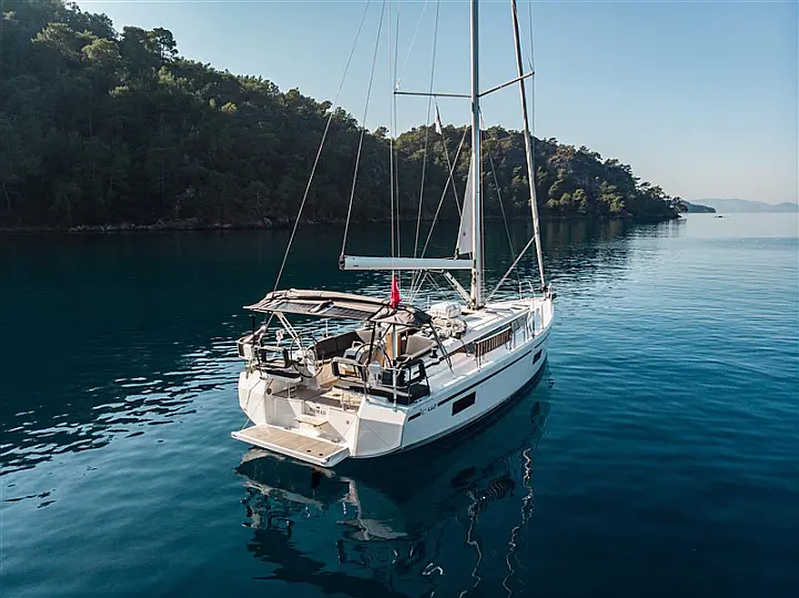 Bavaria C42 - 