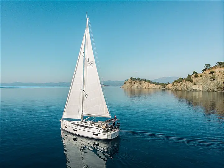 Bavaria C42 - 