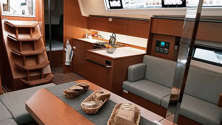 Bavaria C42 - 