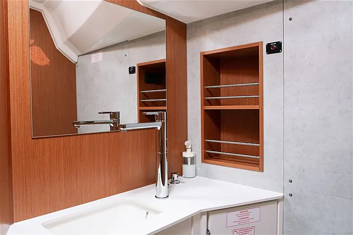 Bavaria C42 - 