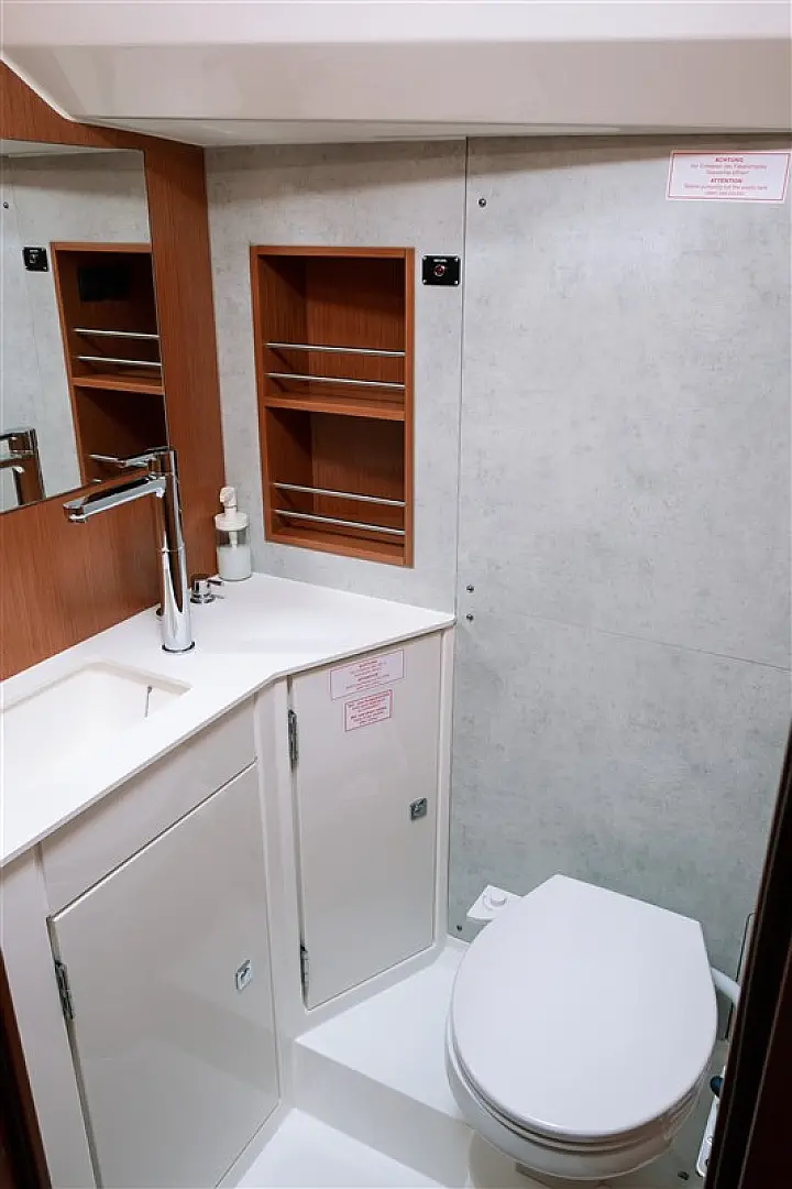 Bavaria C42 - 