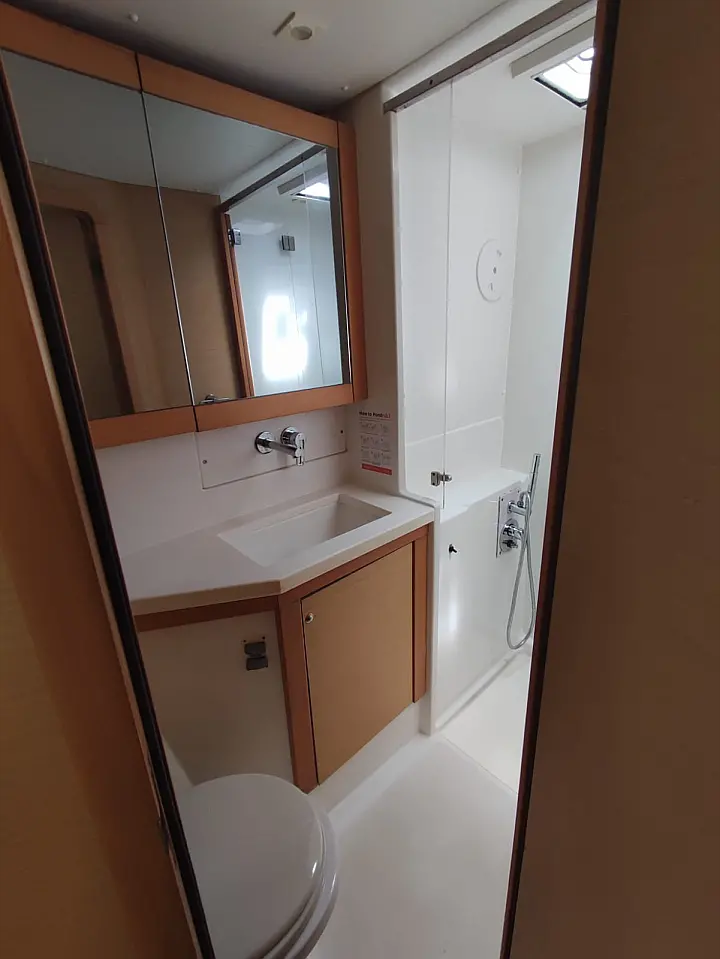 Lagoon 450 SporTop - Bathroom image