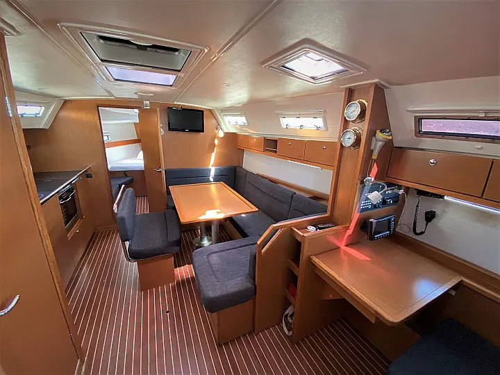 Bavaria 40 BT '13 - Saloon image