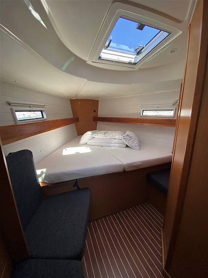 Bavaria 40 BT '13 - Front cabin