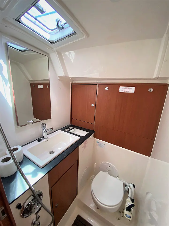 Bavaria 40 BT '13 - Toilet front